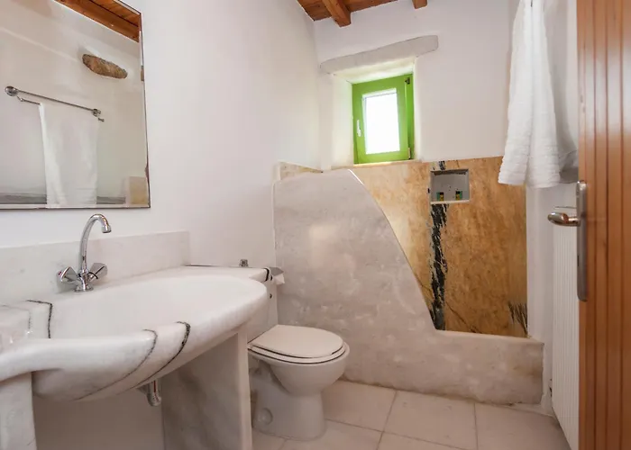 Aeolos With 2 Private Pools *