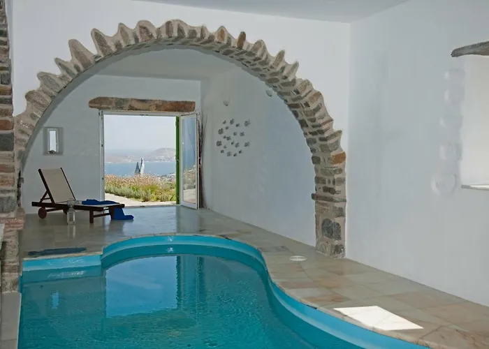 Aeolos With 2 Private Pools *